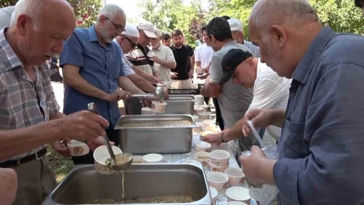 Kiremit&ccedil;i Sinanbey Cami&rsquo;de bin 500 kişilik aşure ikramı
