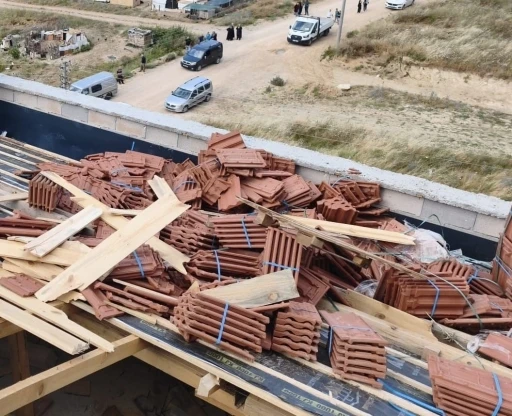 Kiremitlerin altında kalan 2 iş&ccedil;i yaralandı

