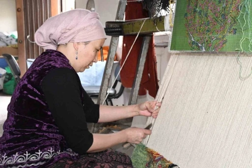 Kırgız T&uuml;rkleri k&uuml;lt&uuml;rlerini ilmek ilmek halılara dokuyor
