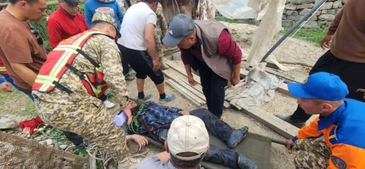 Kırgızistan&rsquo;da 65 yaşındaki adam 18 metre derinliğindeki kuyuda 16 g&uuml;n mahsur kaldı

