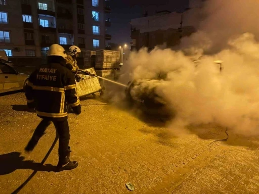 Kırıkhan’da hafif ticari araç yandı
