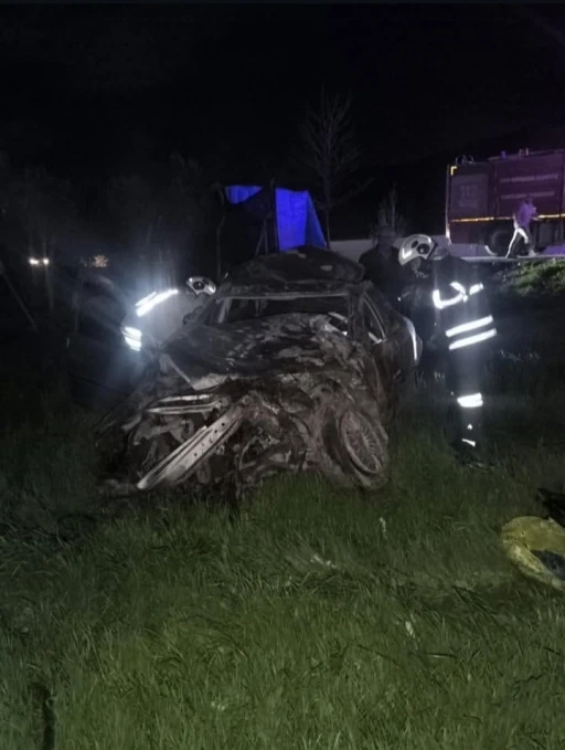 Kırıkhan&rsquo;da hurdaya d&ouml;nen otomobilin s&uuml;r&uuml;c&uuml;s&uuml; yaralandı
