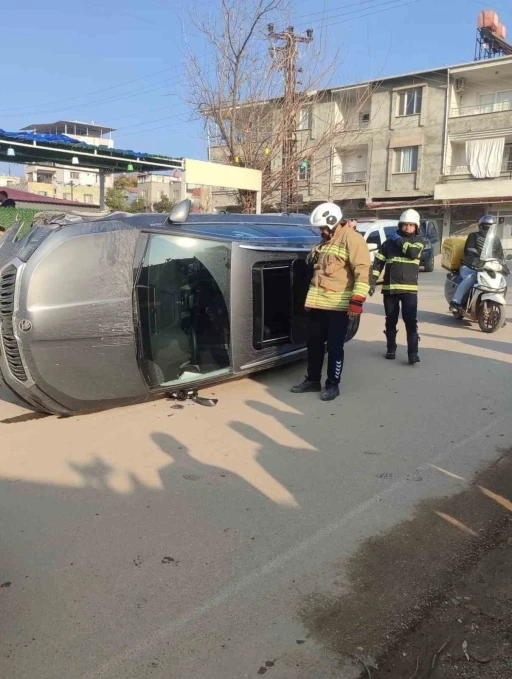 Kırıkhan&rsquo;da otomobil yan yattı: 2 yaralı
