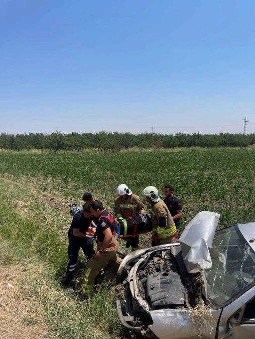 Kırıkhan&rsquo;da tarlaya u&ccedil;an otomobilin s&uuml;r&uuml;c&uuml;s&uuml; yaralandı
