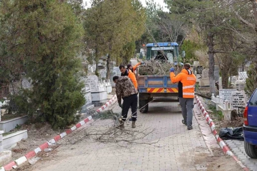 Kırıkkale Belediyesi mezarlıklarda bakım &ccedil;alışması başlattı
