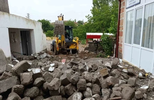 Kırıkkale&rsquo;de fırtına cami minaresini yıktı
