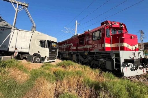 Kırıkkale’de hemzemin geçitte yük treni tıra çarptı
