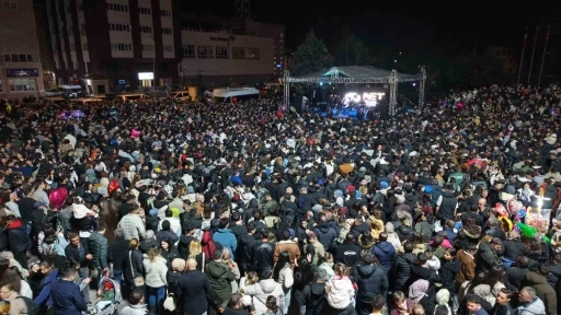 Kırıkkale&rsquo;de H&uuml;seyin Kağıt konserine binlerce kişi akın etti
