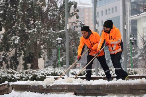 Kırıkkale&rsquo;de kar yağışı sonrası kaldırımlar temizleniyor
