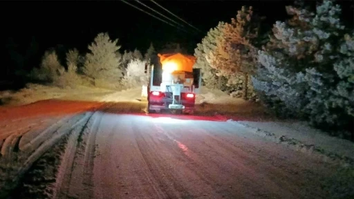 Kırıkkale&rsquo;de k&ouml;y yollarında karla m&uuml;cadele &ccedil;alışmaları
