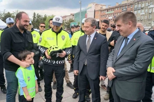 Kırıkkale&rsquo;de motosiklet kazası ge&ccedil;iren s&uuml;r&uuml;c&uuml;lere kask hediye edildi
