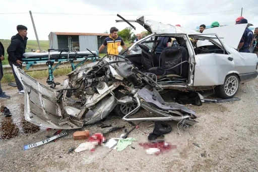 Kırıkkale&rsquo;de otomobiller &ccedil;arpıştı: 2 &ouml;l&uuml;, 7 yaralı
