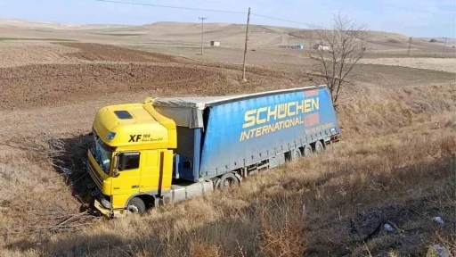 Kırıkkale’de tır devrildi: 1 yaralı
