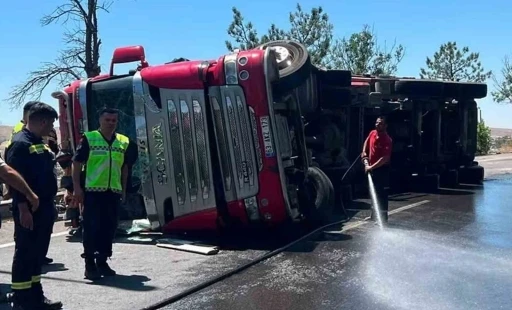 Kırıkkale&rsquo;de tır devrildi: 1 yaralı
