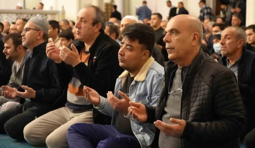 Kırıkkale’de vatandaşlar Kadir Gecesi’nde camileri doldurdu
