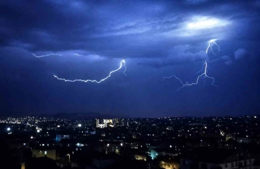 Kırıkkale i&ccedil;in g&ouml;k g&uuml;r&uuml;lt&uuml;l&uuml; kuvvetli sağanak uyarısı
