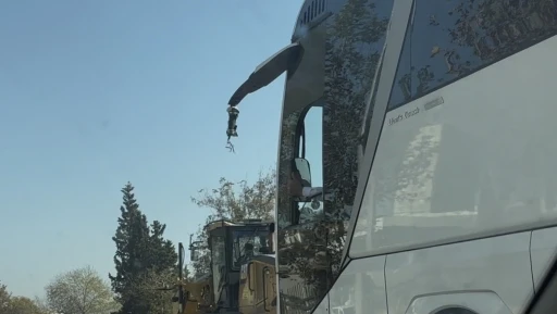 Kırılan aynayı eliyle tutup yolculuğa devam etti
