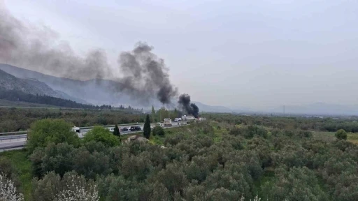 Kırkağa&ccedil;&rsquo;ta otomobil &ouml;nce bariyerlere &ccedil;arptı sonra alev alev yandı
