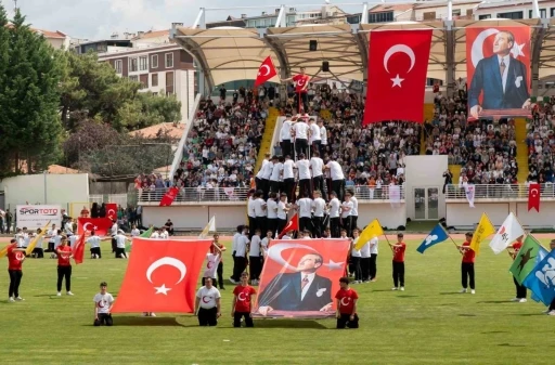 Kırklareli&rsquo;nde 19 Mayıs coşkusu: &Ouml;ğrencilerin akrobatik g&ouml;sterilerine yoğun ilgi
