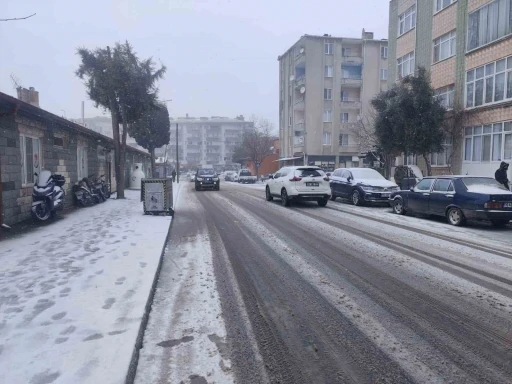 Kırklareli&rsquo;nde kar yağışı etkisini arttırdı
