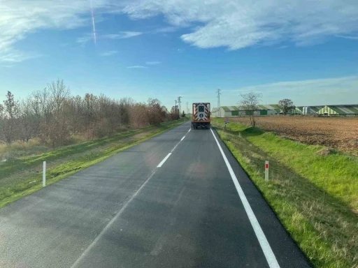 Kırklareli’nde köy yolları sıcak asfaltla yenileniyor
