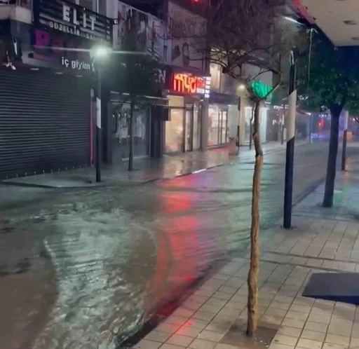 Kırklareli&rsquo;nde sağanak yağış hayatı olumsuz etkiledi: Cadde ve sokaklar g&ouml;le d&ouml;nd&uuml;
