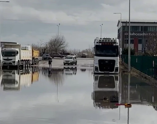 Kırklareli&rsquo;nde şiddetli yağış hayatı fel&ccedil; etti: Başkan Bulut sular i&ccedil;inde şiir okudu
