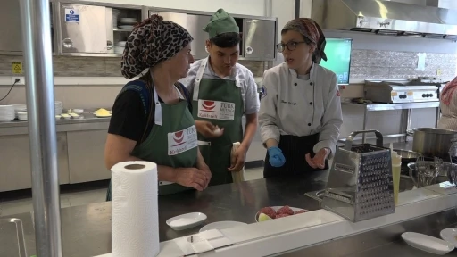 Kırklareli’nde yemek yarışması: Özel öğrenciler aileleriyle köfte ve kaçamak yemeği yaptı
