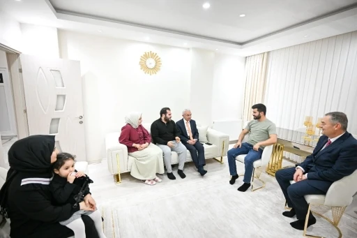 Kırklareli Valisi Turan devlet desteğiyle evlenen genç çiftlere misafir oldu
