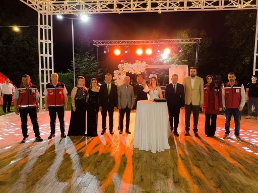 Kırklareli Valisi Turan, &quot;Evlenecek Gençlerin Desteklenmesi&quot; projesinden yararlanan çiftin nikah şahidi oldu
