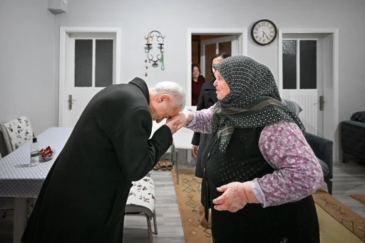 Kırklareli Valisi Turan, şehit annesinin elini öptü
