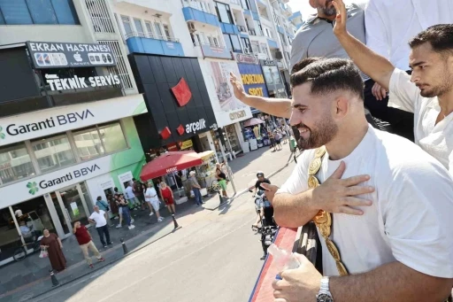 Kırkpınar başpehlivanı Erkan Taş&rsquo;a Antalya&rsquo;da coşkulu karşılama
