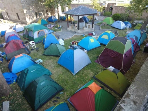 Kırkpınar sevdalıları otellerde yer bulamayınca parklara çadır kurdu

