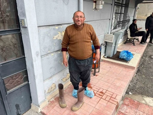 Kirli &ccedil;izmelerini &ccedil;ıkarıp galoşla aile sağlığı merkezine girdi
