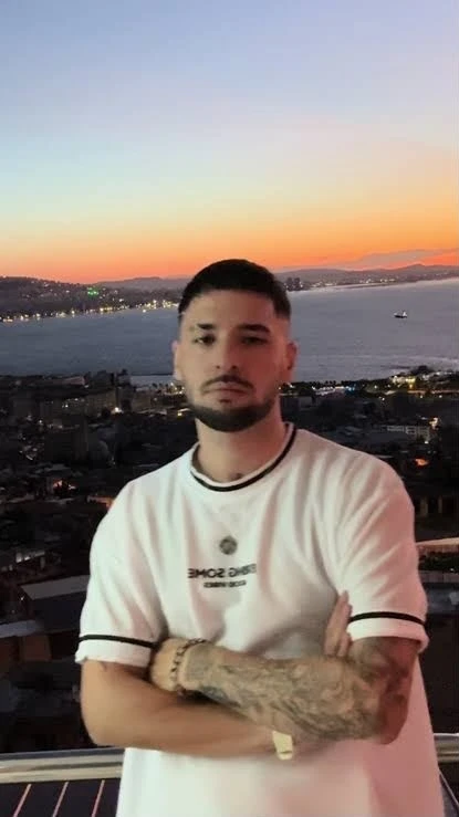 Kırmızı b&uuml;ltenle arananlara y&ouml;nelik şarkı s&ouml;z&uuml; yazdığı iddia edilen Erol Can G&uuml;nc&uuml; sahnede g&ouml;zaltına alındı
