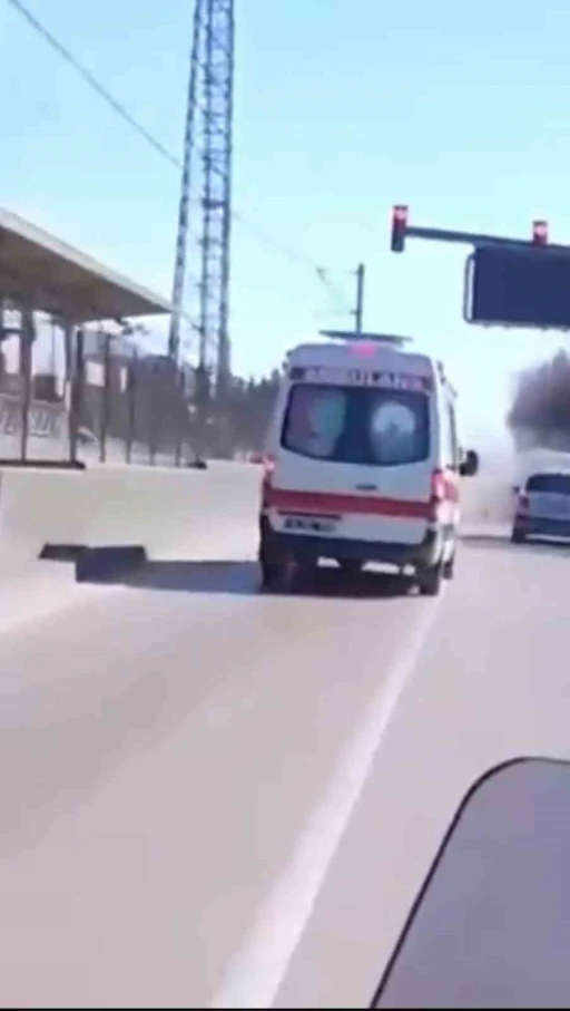 Kırmızı ışığı son anda fark eden ara&ccedil;lar zincirleme kazaya neden oldu
