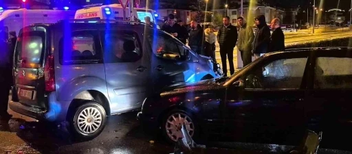 Kırmızı ışık ihlali kazaya neden oldu: 2 yaralı
