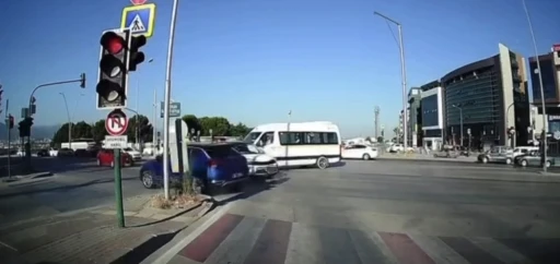 Kırmızı ışık ihlali kazaya neden oldu
