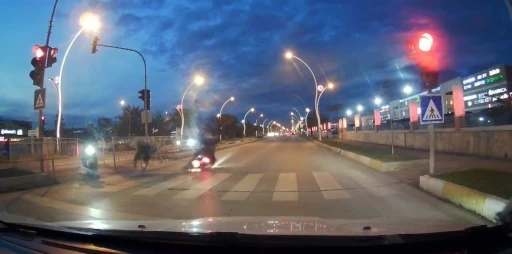 Kırmızı ışık ihlali yapan motosikletli yayaya çarptı, 2 kişi yaralandı: O anlar kamerada
