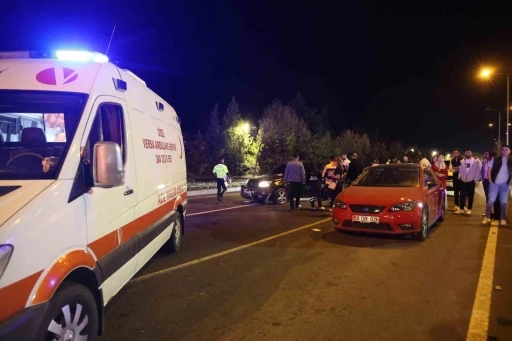 Kırmızı ışıkta bekleyen araçların arasına daldı, kaza sonrası kayıplara karıştı
