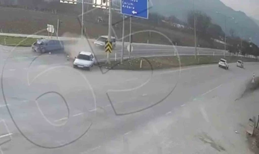 Kırmızı ışıkta bekleyen otomobile arkadan otomobil &ccedil;arptı: Kaza anı kamerada
