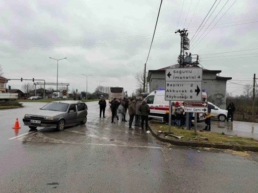 Kırmızı ışıkta duramayan otob&uuml;s otomobile &ccedil;arptı: 4 yaralı
