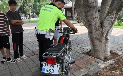 Kırmızı ışıkta ge&ccedil;en ehliyetsiz motosiklet s&uuml;r&uuml;c&uuml;s&uuml;ne 85 bin TL para cezası
