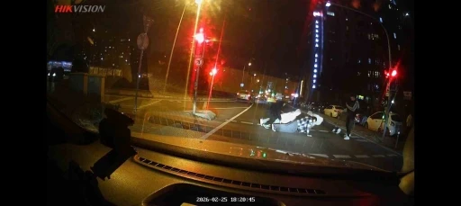 Kırmızı ışıkta yola atlayıp şınav &ccedil;ektiler
