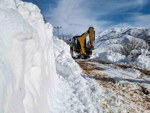 Kırsal mahallelerde karla m&uuml;cadele devam ediyor
