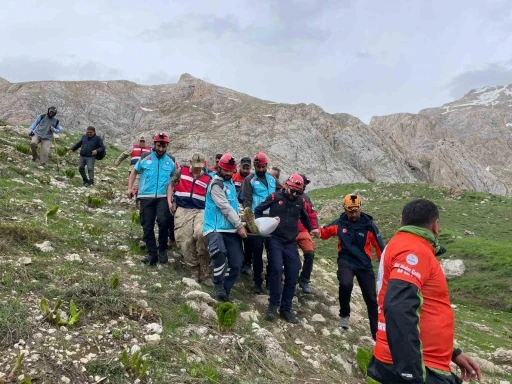 Kırsalda d&uuml;şerek bacağını kıran şahıs 5 saatlik &ccedil;alışmayla kurtarıldı
