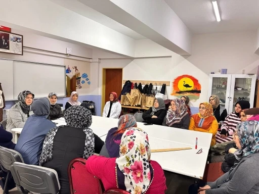 Kırsaldaki kadınlara aile i&ccedil;i iletişim desteği: Uzmanlar il&ccedil;e il&ccedil;e dolaşıyor
