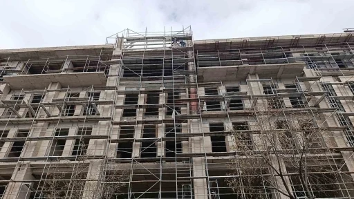 Kırşehir&rsquo;de 3 iş&ccedil;i maaşlarını alamadıkları iddiasıyla inşaata &ccedil;ıktı
