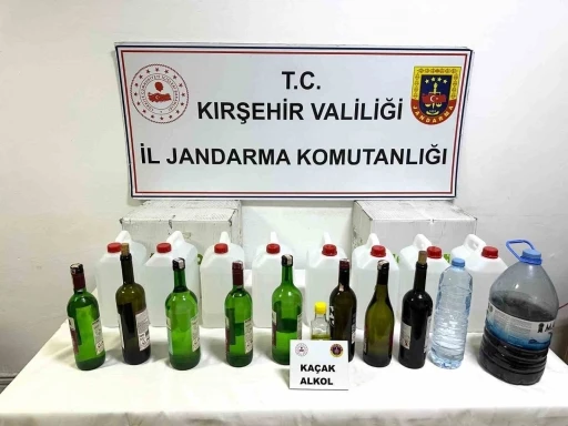 Kırşehir&rsquo;de 48 litre ka&ccedil;ak alkol ve el yapımı i&ccedil;ki ele ge&ccedil;irildi
