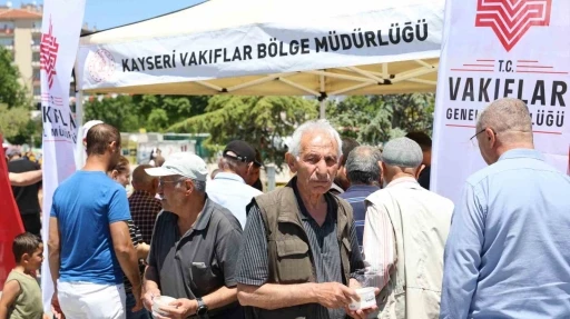 Kırşehir&rsquo;de aşure almak isteyenler uzun kuyruklar oluşturdu

